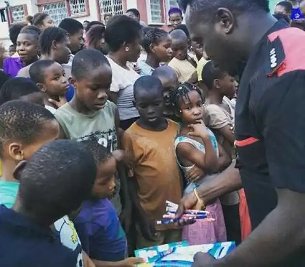 Photos: Duncan Mighty Donates School Kit To 800 Children